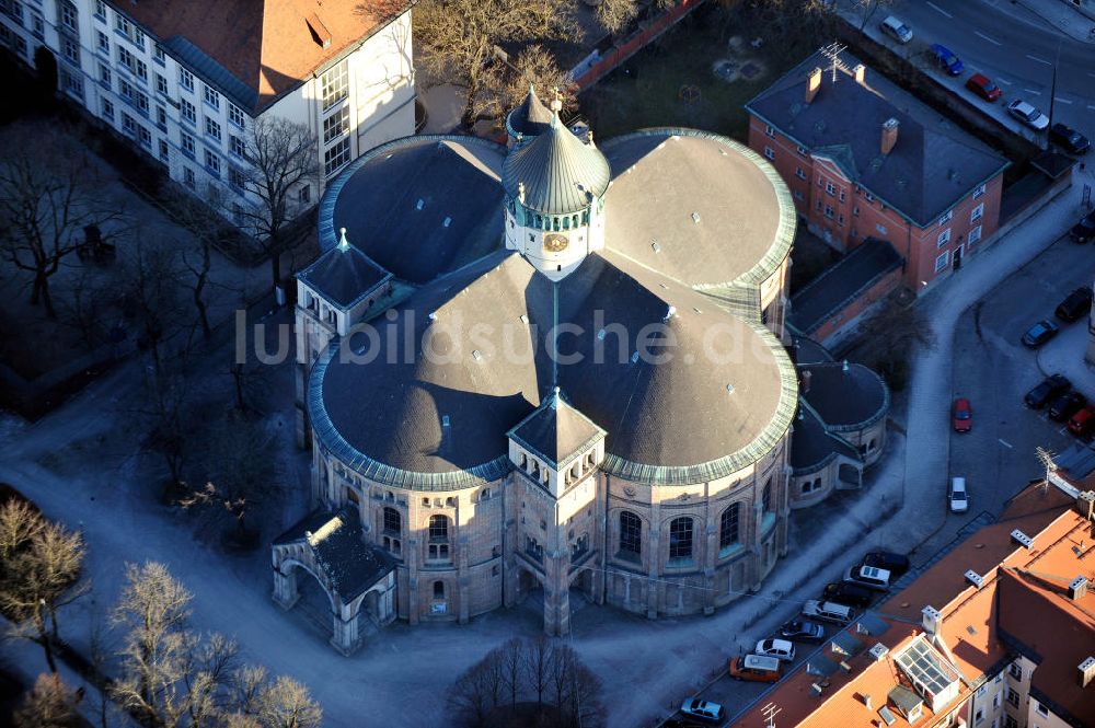 München von oben - Die St. Rupert Pfarrkirche in München