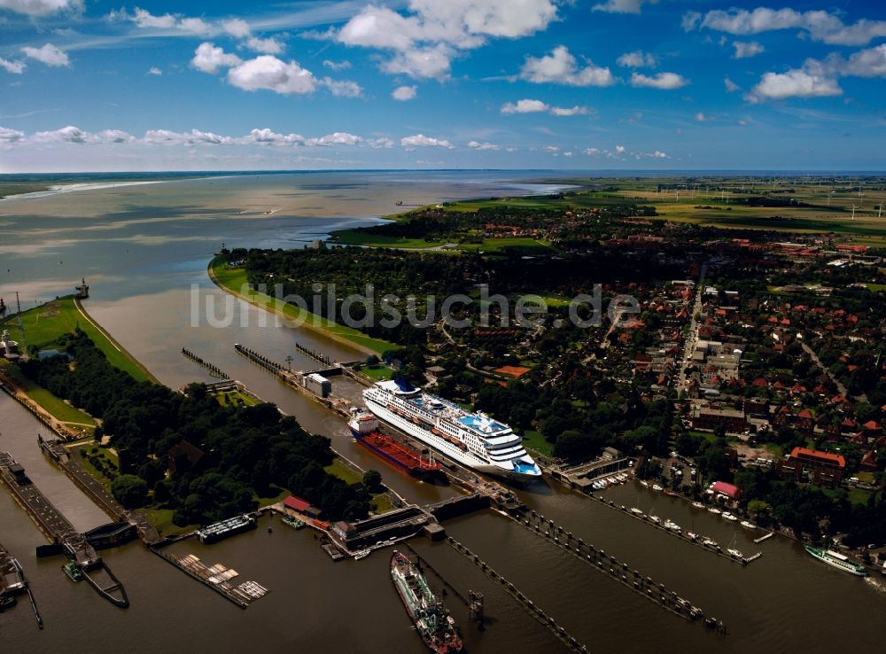 Brunsbüttel von oben - Die Schleusenanlagen des Nord-Ostsee-Kanals in Brunsbüttel im Bundesland Schleswig-Holstein