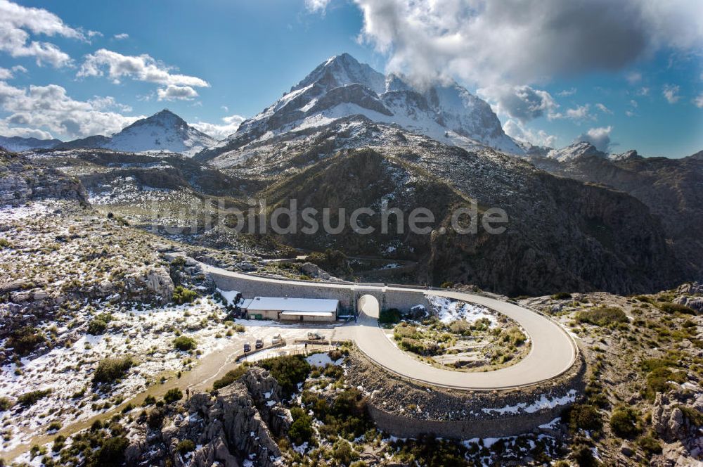 SA COLABRA von oben - Die Schlucht bei Torrent de Parlos an der felsigen Mittelmeerküste der der spanischen Baleareninsel Mallorca