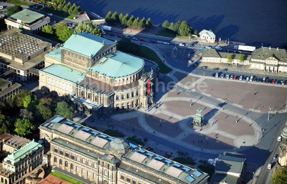 Dresden von oben - Die Semperoper in Dresden in Sachsen