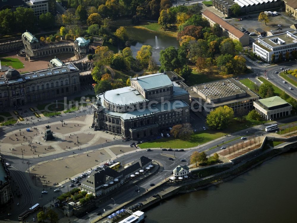 Dresden von oben - Die Semperoper in Dresden im Bundesland Sachsen