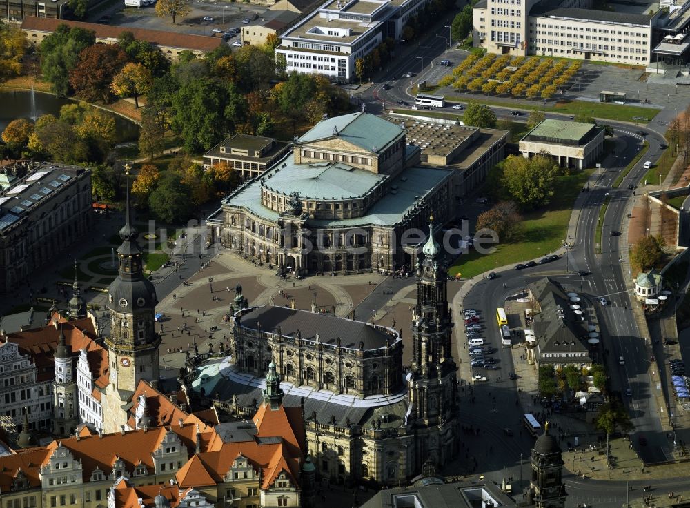 Luftaufnahme Dresden - Die Semperoper in Dresden im Bundesland Sachsen