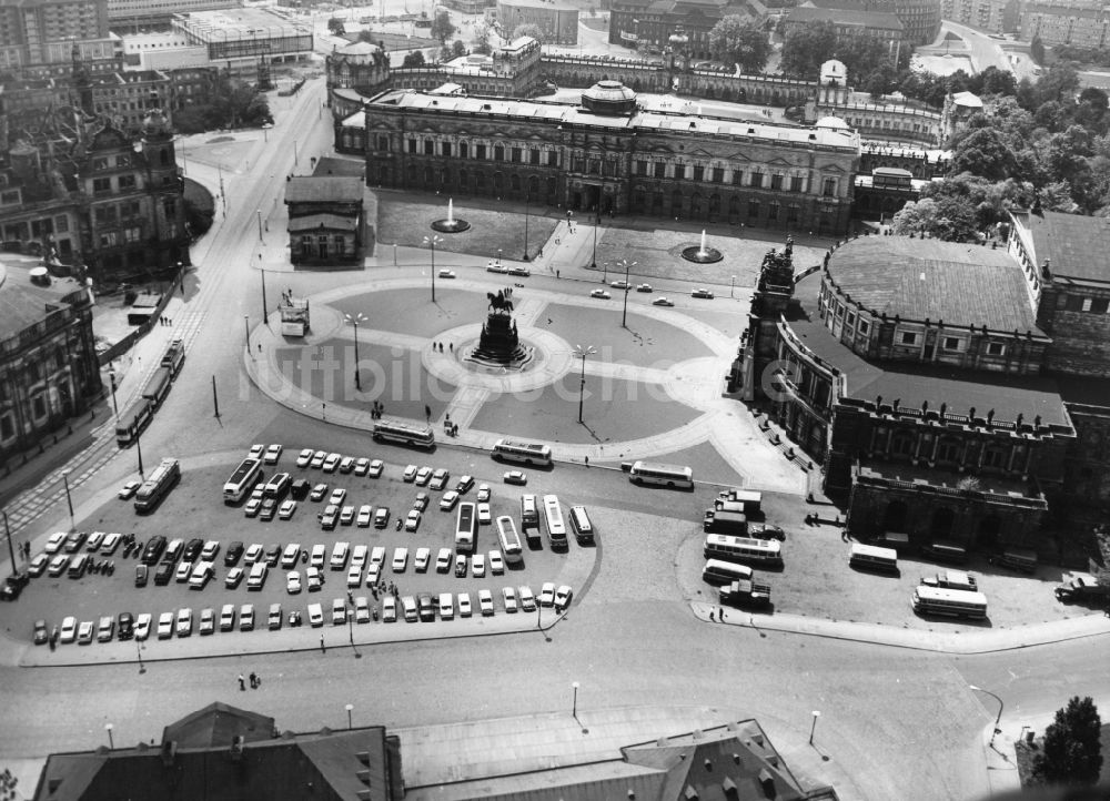 Dresden aus der Vogelperspektive: Die Semperoper ( rechts ) am Theaterplatz mit dem König-Johann-Denkmal in Dresden im Bundesland Sachsen