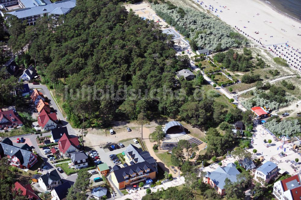 Luftaufnahme Trassenheide - Die Siedlung des Ostseebades Trassenheide mit der Freiluftbühne Kurmuschel, Wohnhäusern, Ferienapartments und der MediClin Dünenwald Klinik