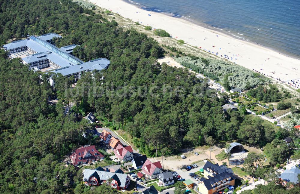 Trassenheide von oben - Die Siedlung des Ostseebades Trassenheide mit der Freiluftbühne Kurmuschel, Wohnhäusern, Ferienapartments und der MediClin Dünenwald Klinik