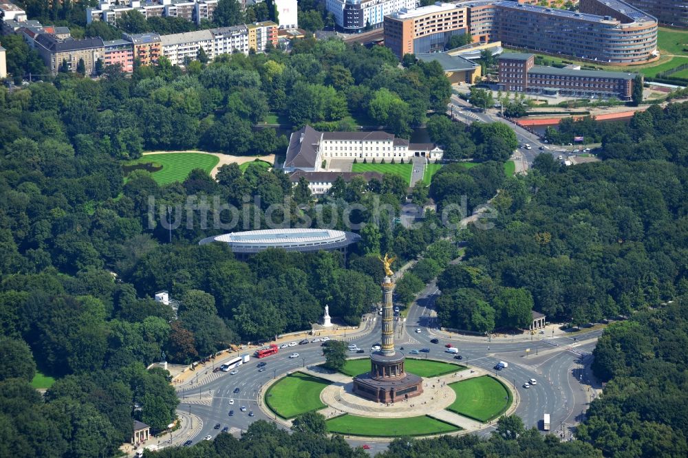 Luftaufnahme Berlin - Die Siegessäule am Kreisverkehr Großer Stern mit Blick auf die Straße des 17. Juni in Berlin Tiergarten