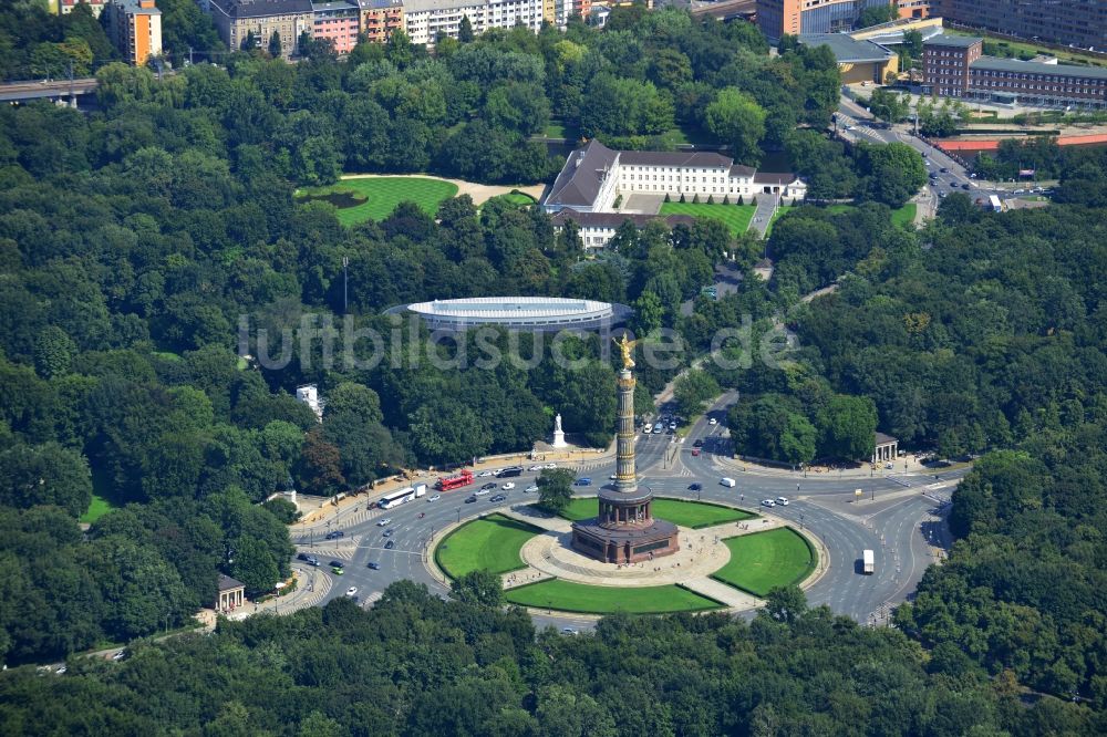 Berlin von oben - Die Siegessäule am Kreisverkehr Großer Stern mit Blick auf die Straße des 17. Juni in Berlin Tiergarten