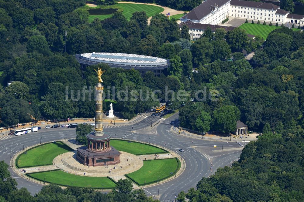 Berlin aus der Vogelperspektive: Die Siegessäule am Kreisverkehr Großer Stern mit Blick auf die Straße des 17. Juni in Berlin Tiergarten