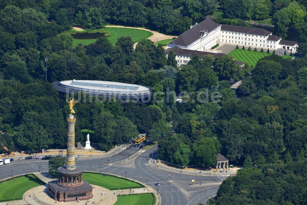 Luftbild Berlin - Die Siegessäule am Kreisverkehr Großer Stern mit Blick auf die Straße des 17. Juni in Berlin Tiergarten