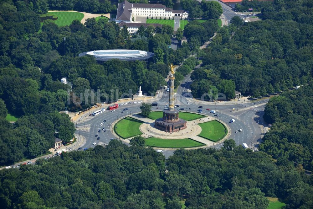 Luftaufnahme Berlin - Die Siegessäule am Kreisverkehr Großer Stern mit Blick auf die Straße des 17. Juni in Berlin Tiergarten