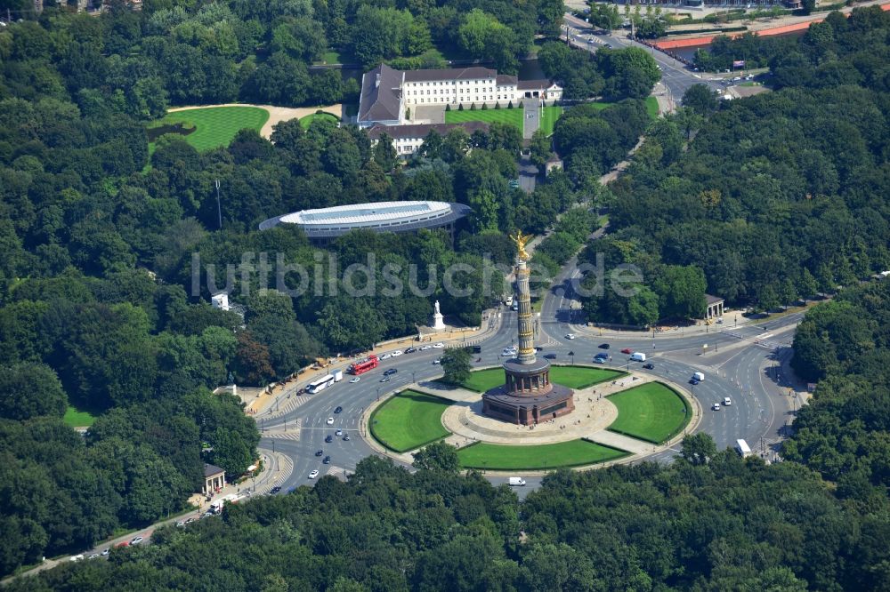 Berlin von oben - Die Siegessäule am Kreisverkehr Großer Stern mit Blick auf die Straße des 17. Juni in Berlin Tiergarten