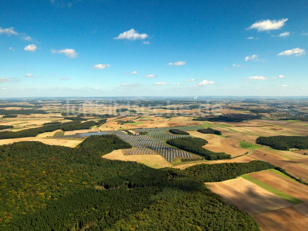 Luftaufnahme Arnstein - Die Solaranlage im unterfränkischen Arnstein im Landkreis Main-Spessart im Bundesland Bayern