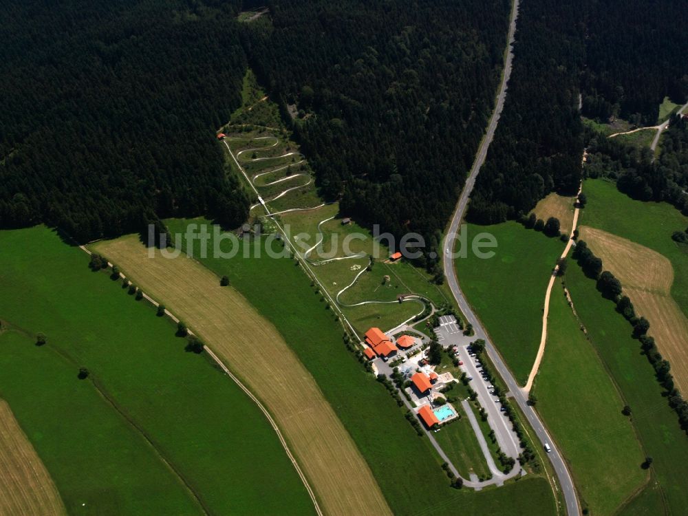 Luftaufnahme Sankt Englmar - Die Sommerrodelbahn EGIDI-Buckel im Ortsteil Grün in Sankt Englmar im Bundesland Bayern