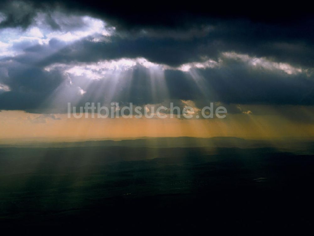 Erfurt aus der Vogelperspektive: Die vom Sonnenlicht durchbrochene Wolkendecke über dem Steigerwald bei Erfurt