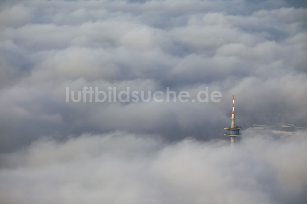 Essen von oben - Die Spitze des Fernmeldeturm Essen durchbricht eine imposante Wolkendecke über der Essener Innenstadt im Bundesland Nordrhein-Westfalen