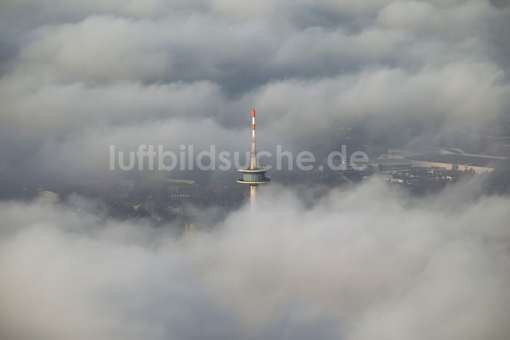 Essen aus der Vogelperspektive: Die Spitze des Fernmeldeturm Essen durchbricht eine imposante Wolkendecke über der Essener Innenstadt im Bundesland Nordrhein-Westfalen