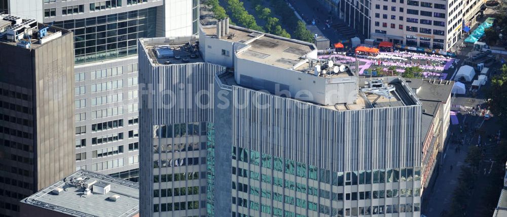 Luftaufnahme Frankfurt am Main - Die Spitze des Hochhauses des Eurotower der EZB ( Europäische Zentralbank ) in der Kaiserstraße in Frankfurt am Main