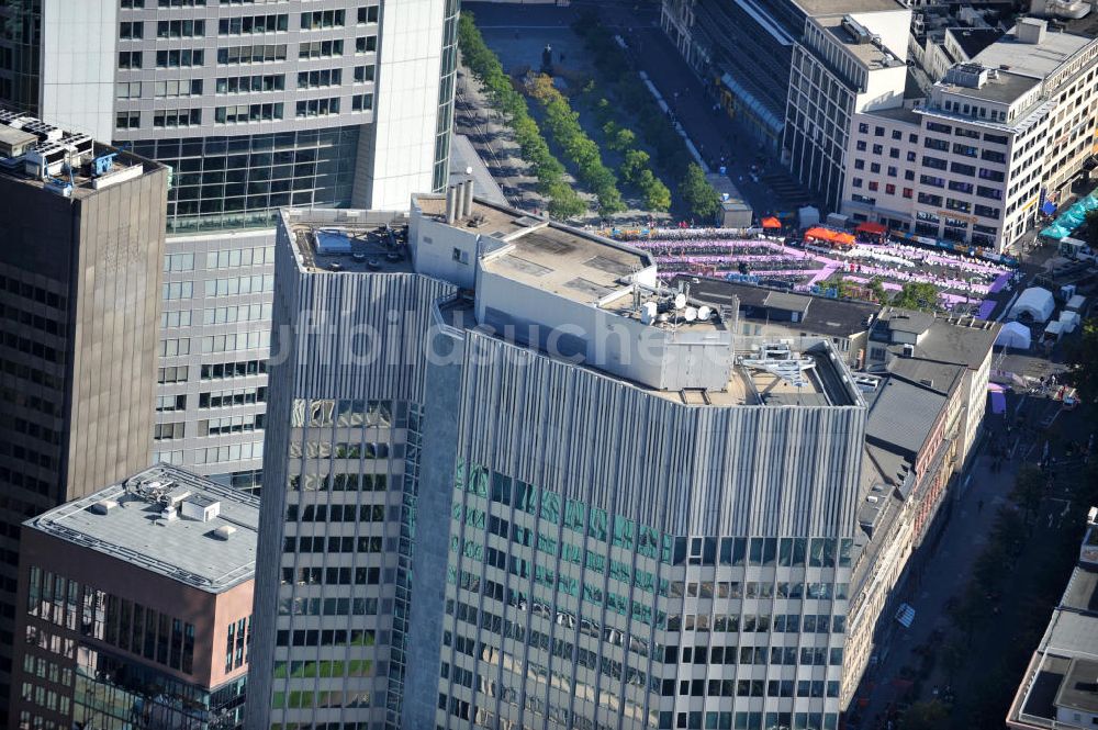 Frankfurt am Main aus der Vogelperspektive: Die Spitze des Hochhauses des Eurotower der EZB ( Europäische Zentralbank ) in der Kaiserstraße in Frankfurt am Main