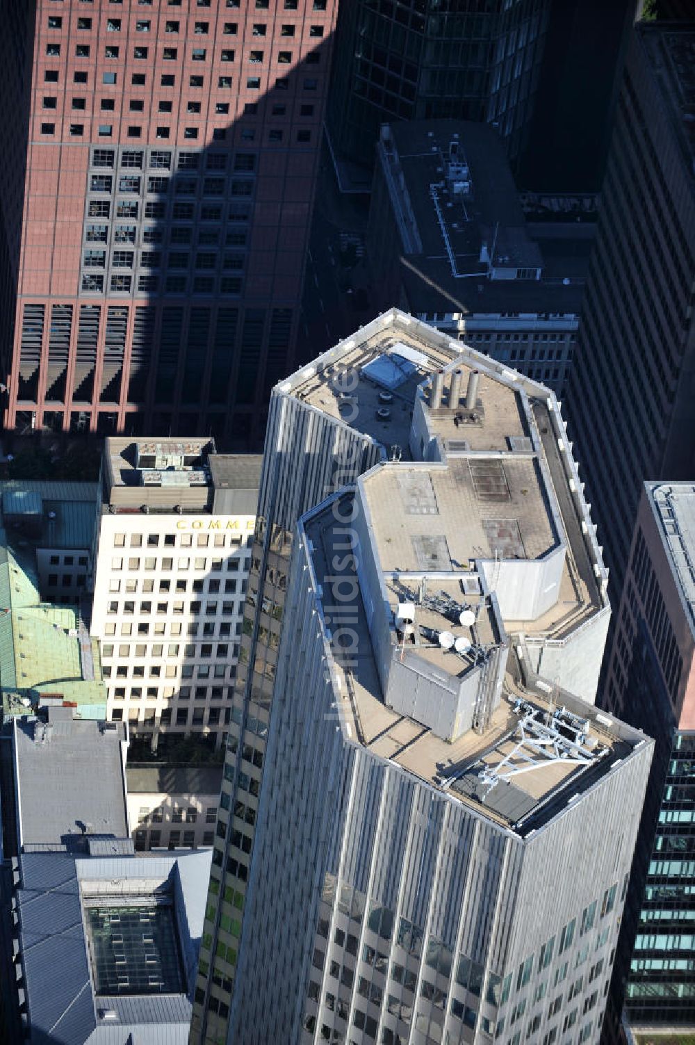 Luftaufnahme Frankfurt am Main - Die Spitze des Hochhauses des Eurotower der EZB ( Europäische Zentralbank ) in der Kaiserstraße in Frankfurt am Main