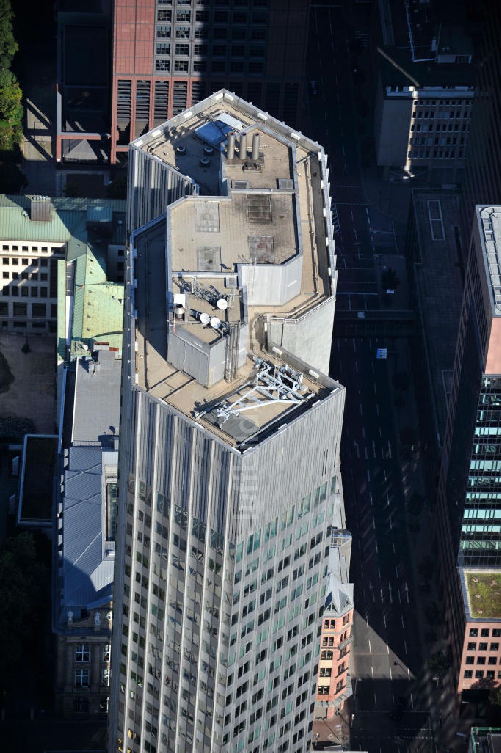 Luftbild Frankfurt am Main - Die Spitze des Hochhauses des Eurotower der EZB ( Europäische Zentralbank ) in der Kaiserstraße in Frankfurt am Main