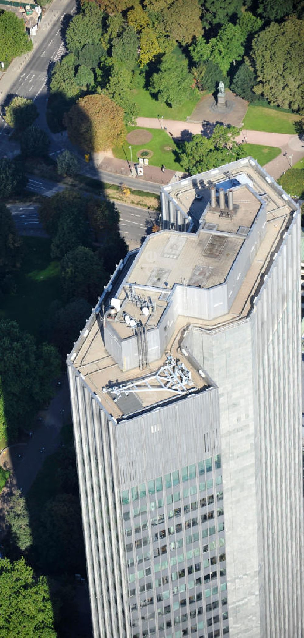 Luftaufnahme Frankfurt am Main - Die Spitze des Hochhauses des Eurotower der EZB ( Europäische Zentralbank ) in der Kaiserstraße in Frankfurt am Main