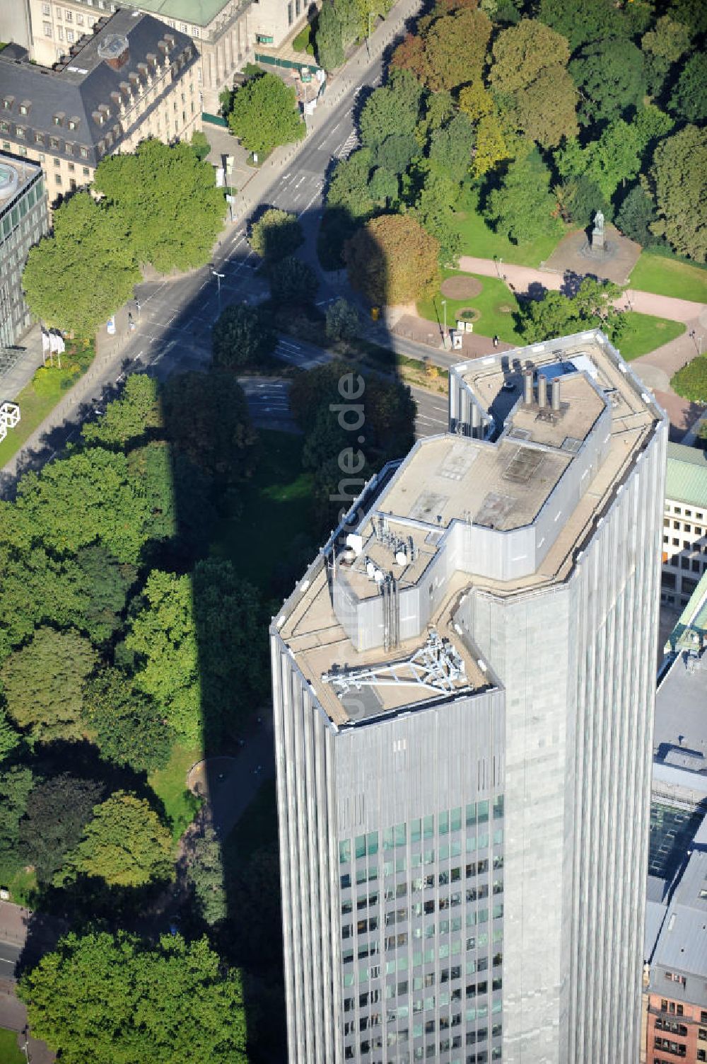 Frankfurt am Main von oben - Die Spitze des Hochhauses des Eurotower der EZB ( Europäische Zentralbank ) in der Kaiserstraße in Frankfurt am Main