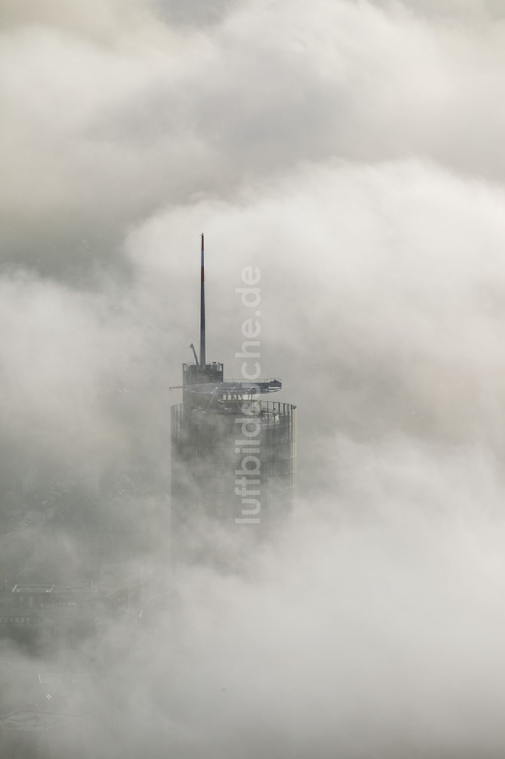 Luftbild Essen - Die Spitze des RWE- Turm Essen durchbricht eine imposante Nebel- und Wolkendecke über der Innenstadt im Bundesland Nordrhein-Westfalen