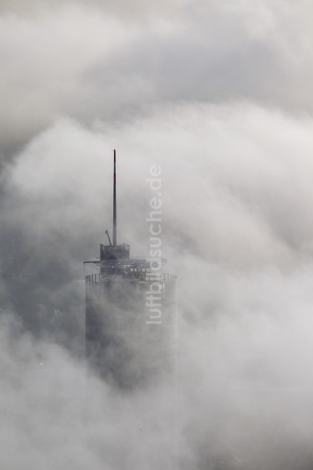 Luftaufnahme Essen - Die Spitze des RWE- Turm Essen durchbricht eine imposante Nebel- und Wolkendecke über der Innenstadt im Bundesland Nordrhein-Westfalen