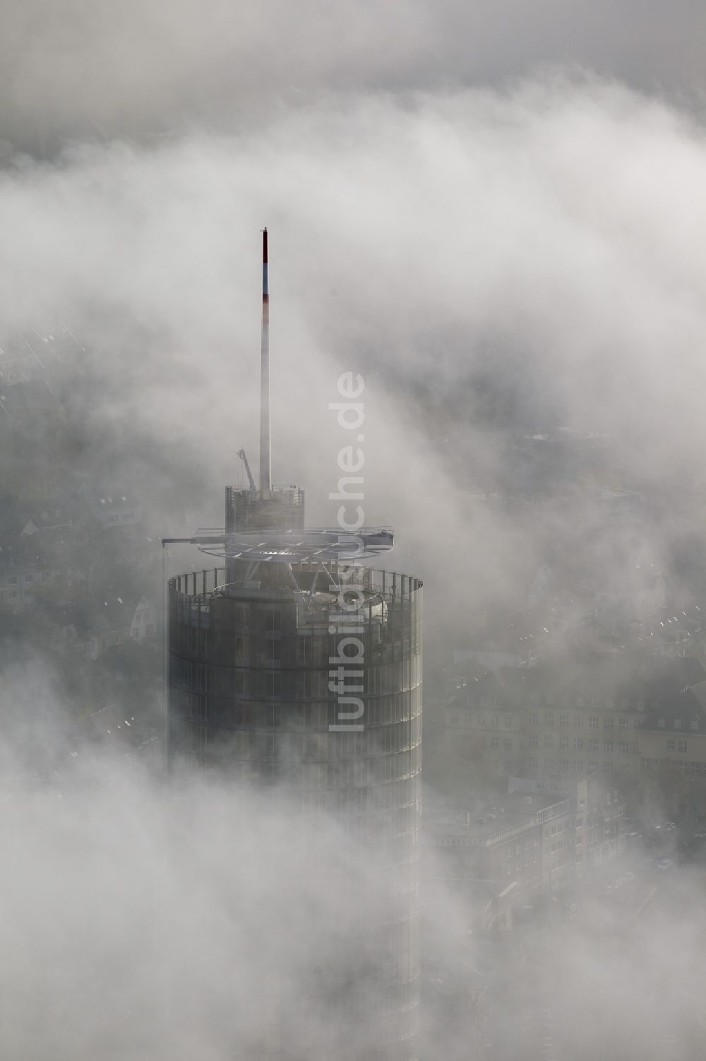 Essen von oben - Die Spitze des RWE- Turm Essen durchbricht eine imposante Nebel- und Wolkendecke über der Innenstadt im Bundesland Nordrhein-Westfalen