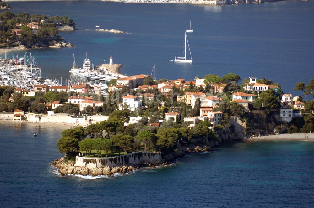 Luftaufnahme Saint-Jean-Cap-Ferrat - Die Spitze Saint Hospice der Halbinsel Saint-Jean-Cap-Ferrat und die Hafeneinfahrt