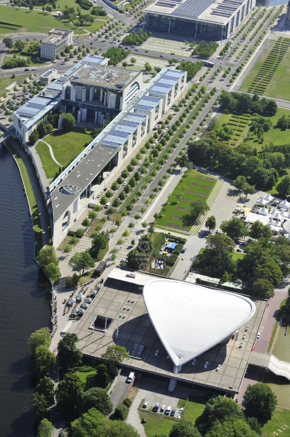 Berlin aus der Vogelperspektive: Die Spree und das Bundeskanzleramt in Berlin