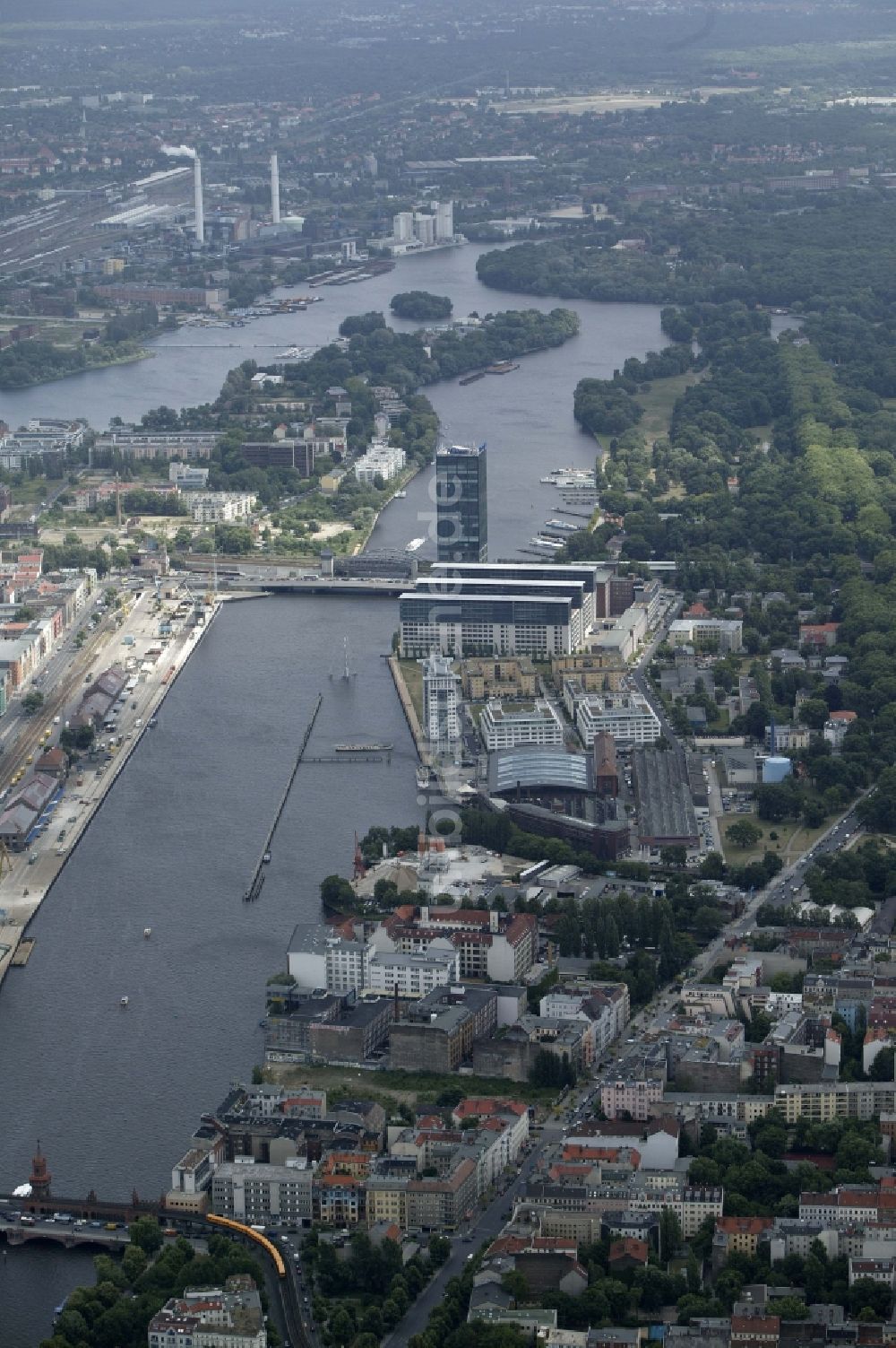 Luftbild Berlin - Die Spree im Stadtbezirk Friedrichshain-Kreuzberg von Berlin im Bundesland Berlin