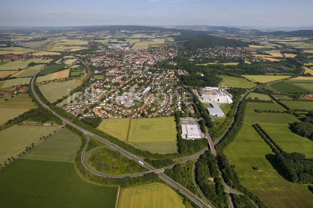 Luftaufnahme BÜCKEBURG - Die Stadt Bückeburg in Niedersachsen an der Bundesstraße B 65