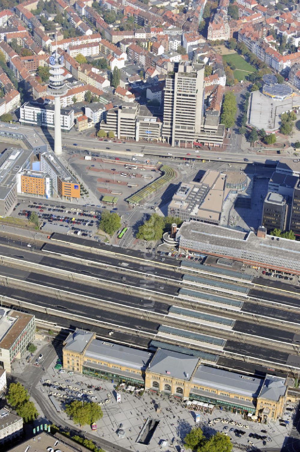 Hannover aus der Vogelperspektive: Die Stadt Hannover mit dem Hauptbahnhof, dem VW-Tower und dem Zentralomnibusbahnhof