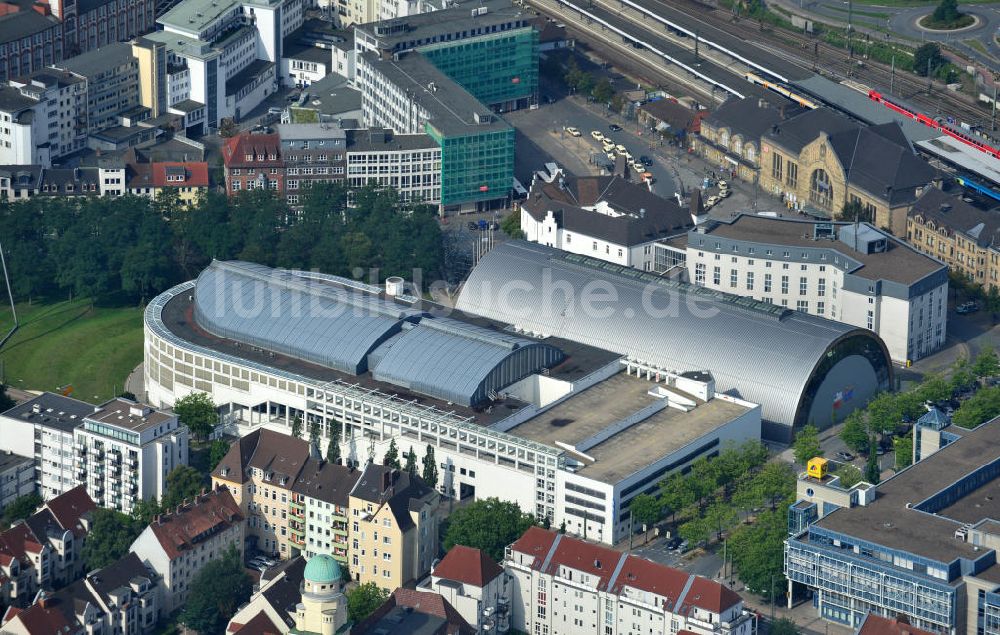 Bielefeld aus der Vogelperspektive: Die Stadthalle von Bielefeld mit dem Erweiterungsbau und dem Parkhaus