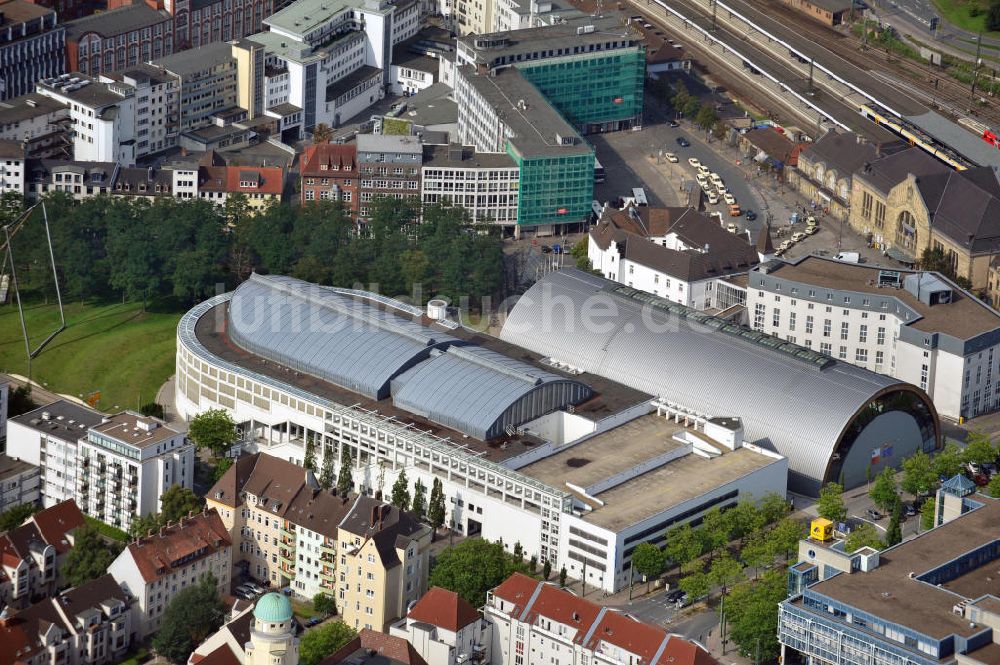 Luftbild Bielefeld - Die Stadthalle von Bielefeld mit dem Erweiterungsbau und dem Parkhaus