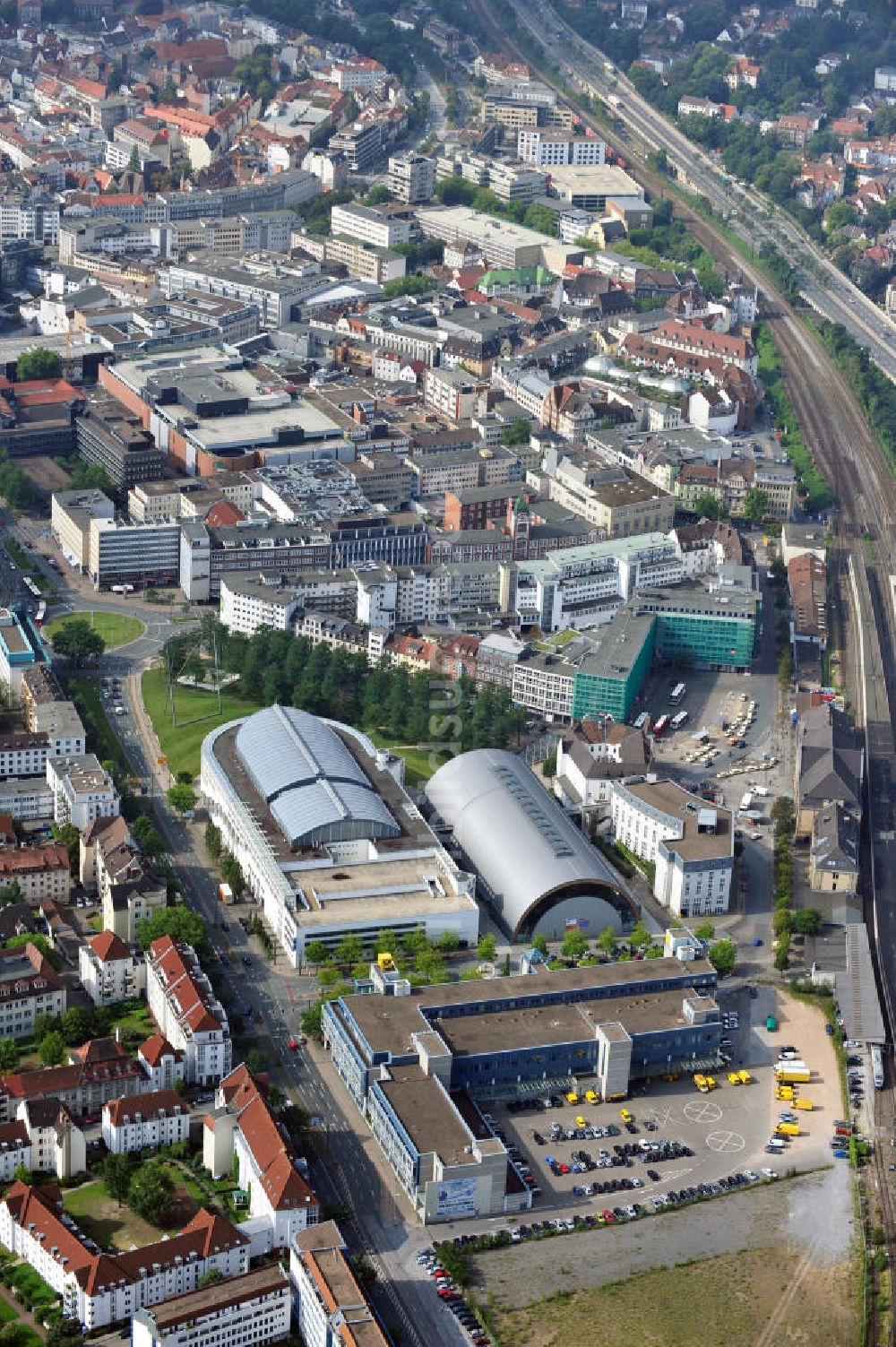 Bielefeld aus der Vogelperspektive: Die Stadthalle von Bielefeld mit dem Erweiterungsbau und dem Parkhaus