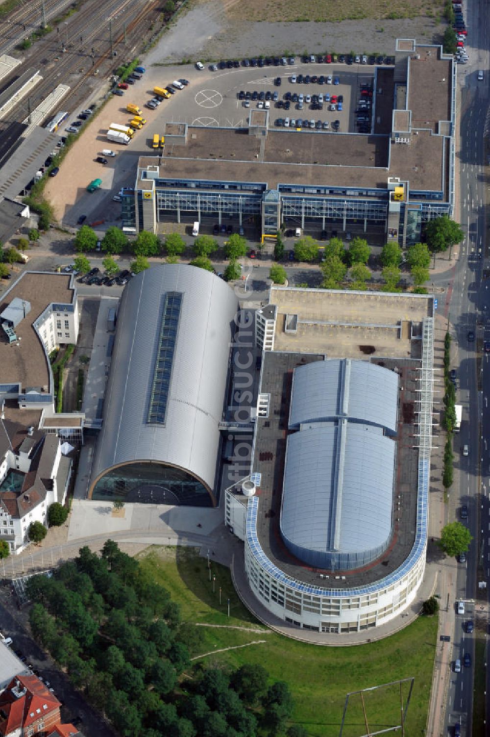 Bielefeld von oben - Die Stadthalle von Bielefeld mit dem Erweiterungsbau und dem Parkhaus