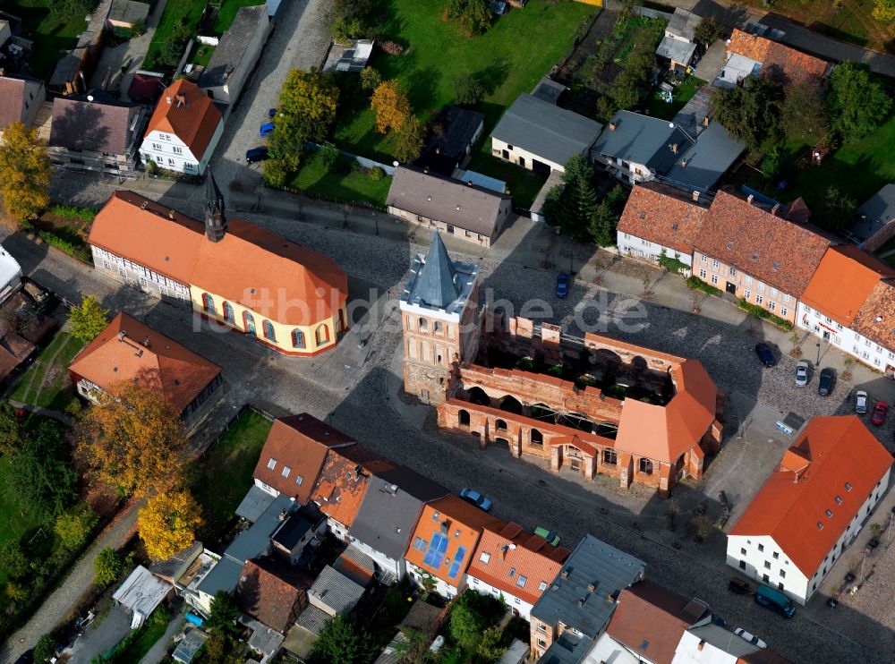 Lieberose von oben - Die Stadtkirche in Lieberose im Bundesland Brandenburg