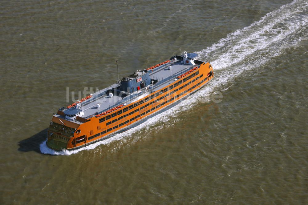 Luftaufnahme New York - Die Staten Island Fähre im Hafen von New York