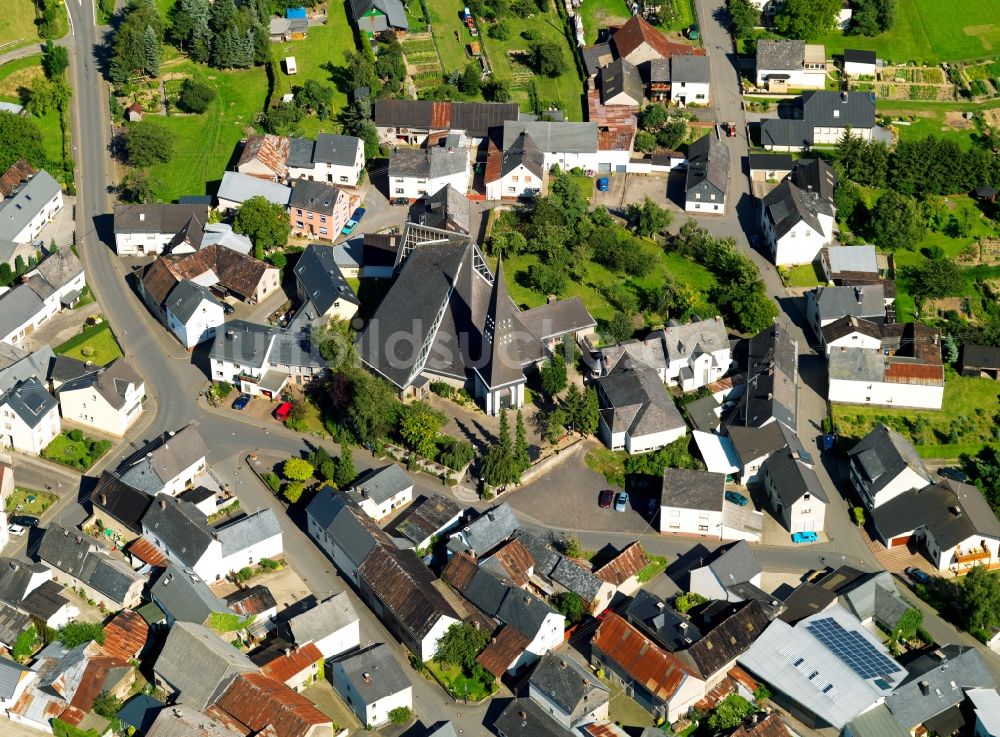 Nachtsheim von oben - Die St.-Stephanus-Kirche in Nachtsheim im Bundesland Rheinland-Pfalz