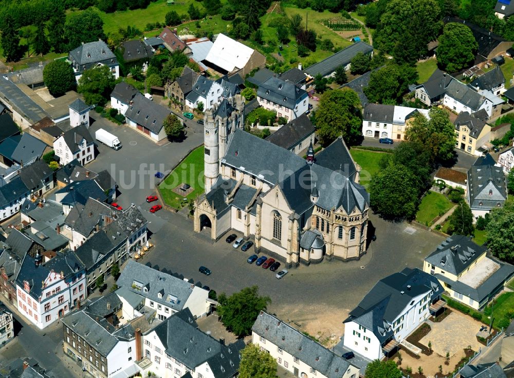 Münstermaifeld von oben - Die Stiftskirche St. Martin und St. Severus in Münstermaifeld im Bundesland Rheinland-Pfalz