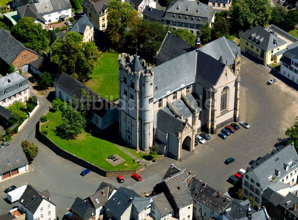 Münstermaifeld aus der Vogelperspektive: Die Stiftskirche St. Martin und St. Severus in Münstermaifeld im Bundesland Rheinland-Pfalz