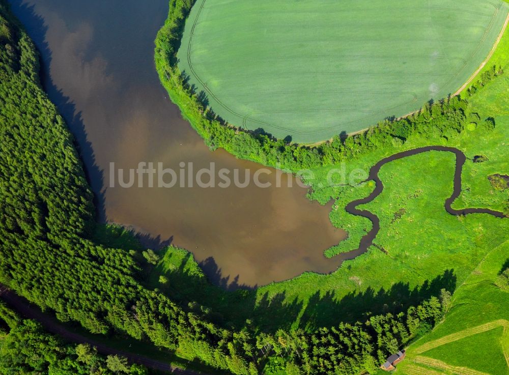 Schleiz von oben - Die Talsperre Lössau im Ortsteil Langenbuch in Schleiz im Bundesland Thüringen