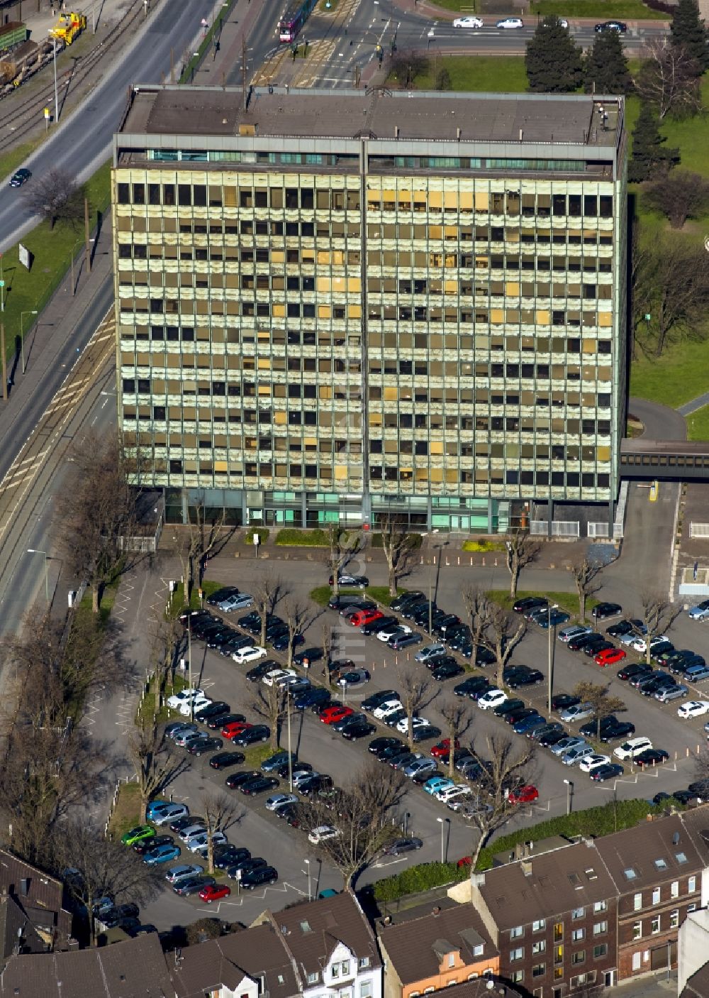 Duisburg aus der Vogelperspektive: Die ThyssenKrupp Sägenstahlcenter GmbH in Duisburg im Bundesland Nordrhein-Westfalen