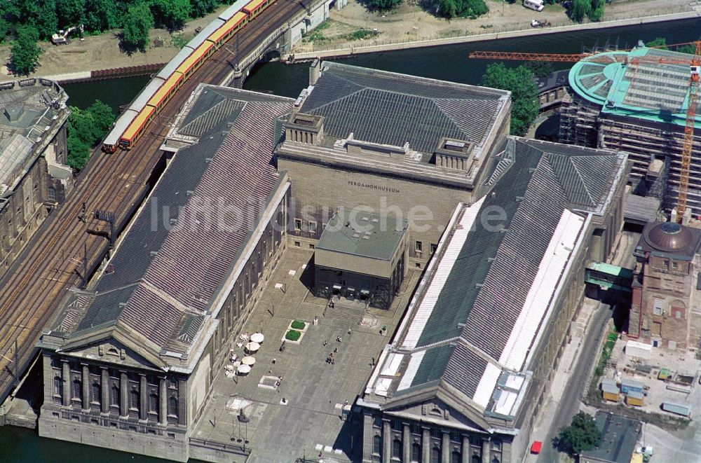 Luftaufnahme Berlin - Die UNESCO-Welterbe Museumsinsel Berlin in Berlin-Mitte