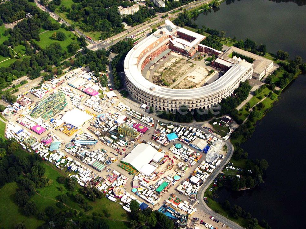 Nürnberg von oben - Die unvollendete Kongresshalle mit einen Rummel