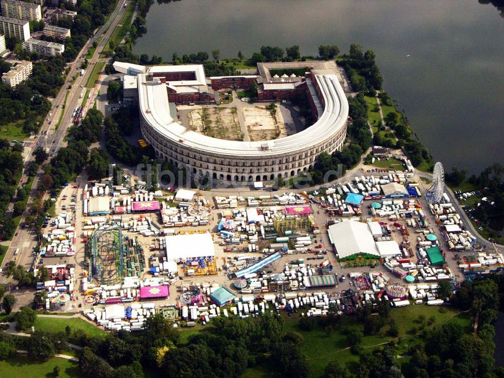 Nürnberg aus der Vogelperspektive: Die unvollendete Kongresshalle mit einen Rummel