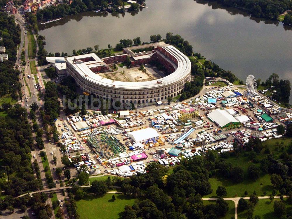 Luftaufnahme Nürnberg - Die unvollendete Kongresshalle mit einen Rummel