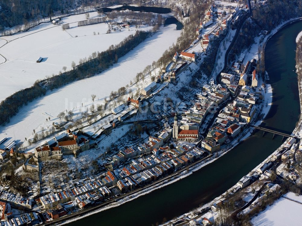 Burghausen aus der Vogelperspektive: Die verschneite Stadt Burghausen im Landkreis Altötting im Bundesland Bayern